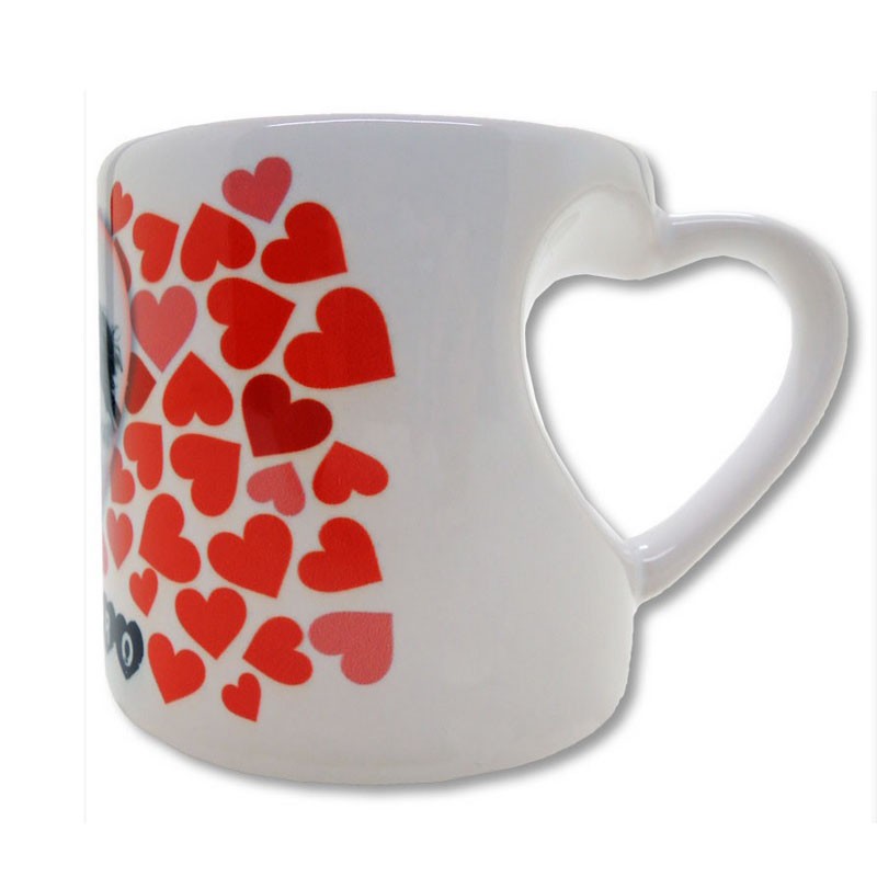 Taza blanca de ceramica con forma corazón en el asa