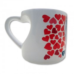 Taza blanca de ceramica con forma corazón en el asa